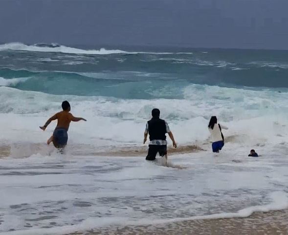 Good samaritans rescue boy caught in Hawaiian waves - NBC26 WGBA-TV ...